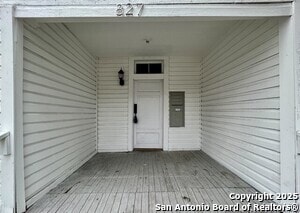 Building Photo - 827 Steves Ave