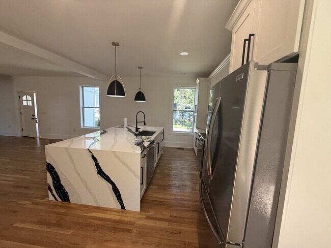 Building Photo - "Spacious 3-Bed, 3.5-Bath in the heart of East Nash