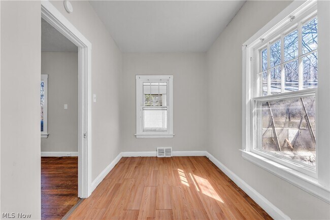 Building Photo - 2150 Glenridge Rd