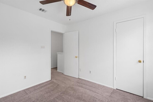 Building Photo - 1015 E Yager Ln