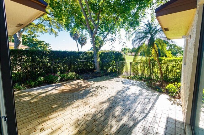 Building Photo - 8197 Royal Palm Ct