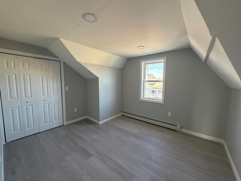 Building Photo - 17 E 15th St