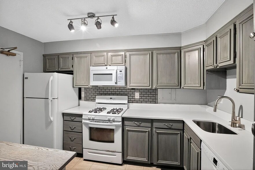 kitchen1 - 1300 Army Navy Dr