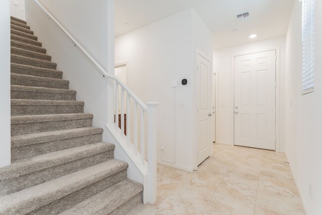 Building Photo - Fairly New Gorgeous SMART House!