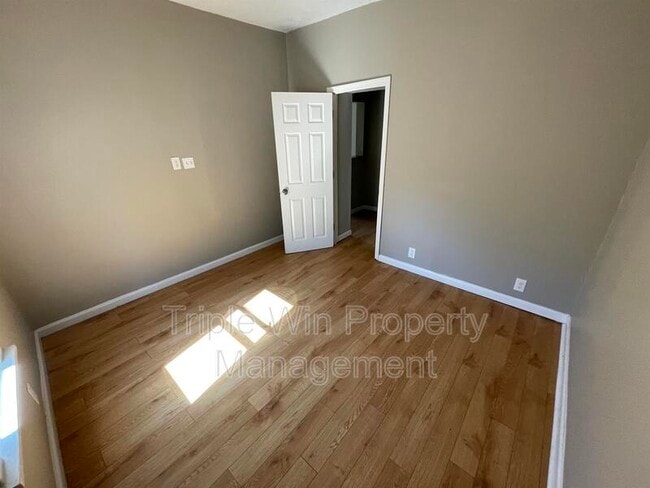 Building Photo - 4831 Oldenburg Ave