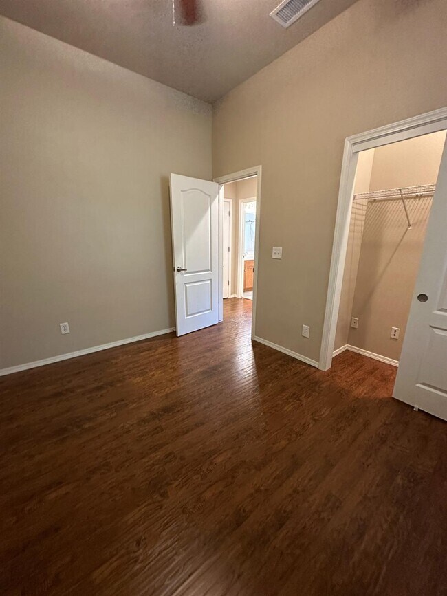 Building Photo - 5541 N Plum Ln