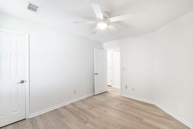 Building Photo - 103 Country Cove