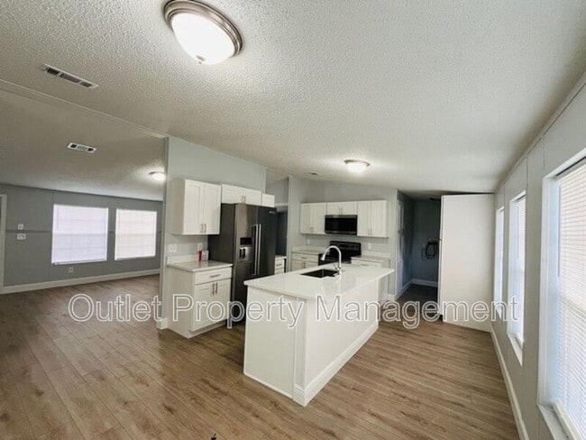 Building Photo - 15710 Bermuda St
