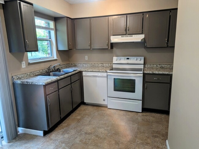 Building Photo - 110 Stone Tree Dr