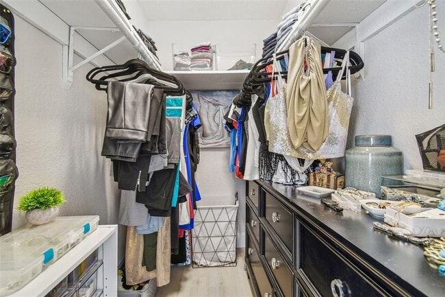 Building Photo - 3922 Fontainebleau Dr