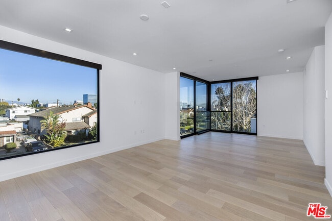 Building Photo - 2019 Barry Ave