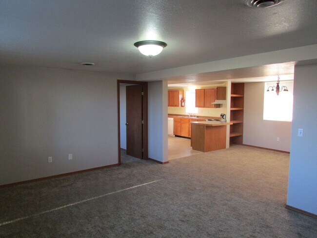 Building Photo - 510 S Circle Dr