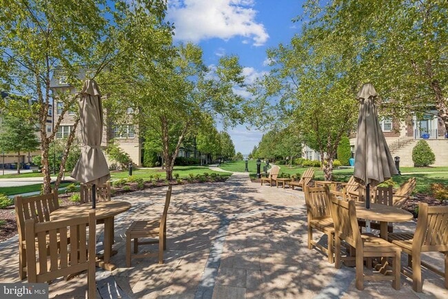 Building Photo - 724 Sentry Square