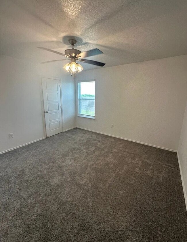 Building Photo - AVAILABLE NOW! (SECTION 8 ACCEPTED)