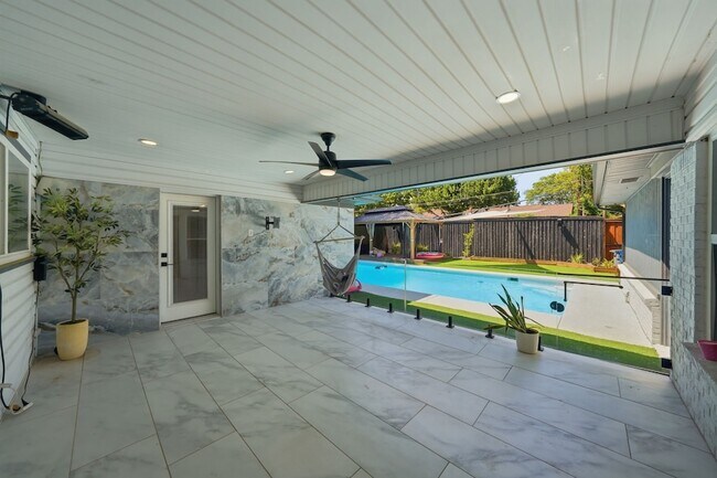 Building Photo - 7765 El Pensador Dr
