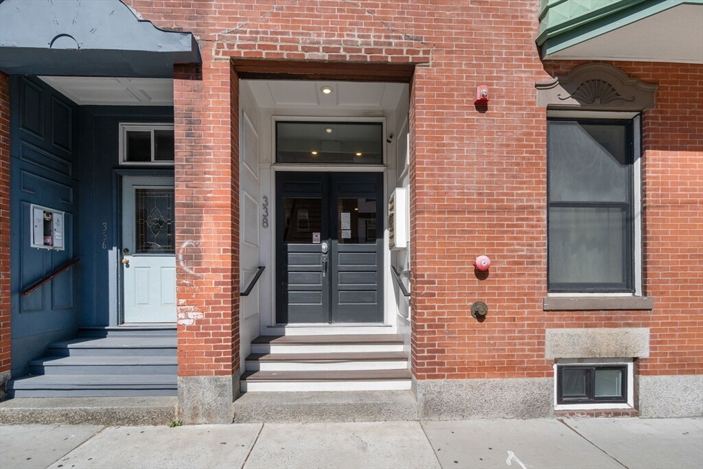 Building Photo - 338 Meridian St