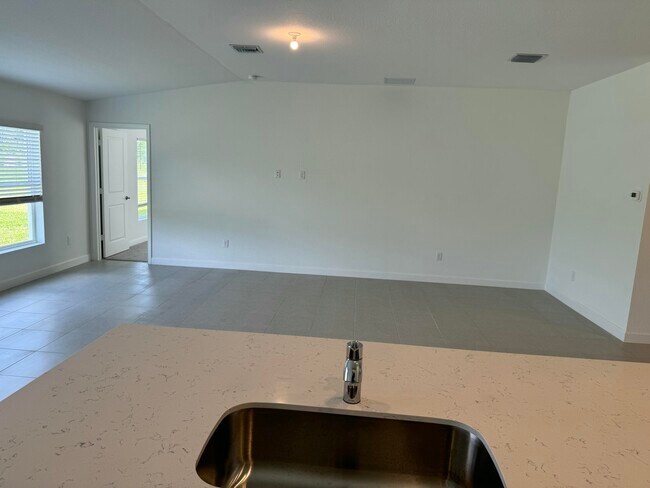 Building Photo - 10445 NW Suncrest Lp