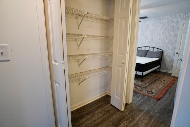 Building Photo - 2 Bed 2 Bath in Desirable Green Hills!