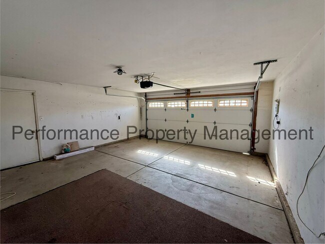 Building Photo - Stunning 5 Bed/2 Bath NW Bakersfield Home