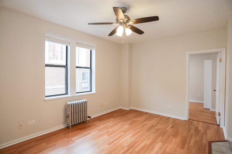 Building Photo - 6157 N Kenmore Ave