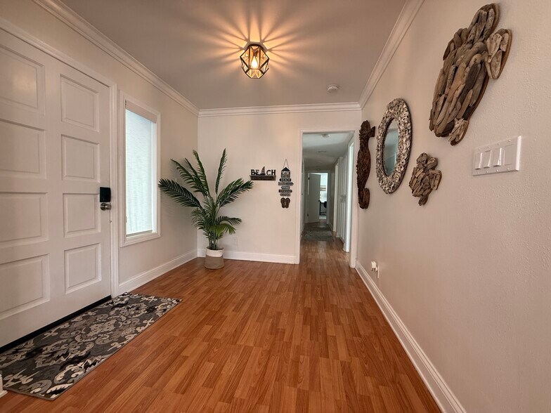Building Photo - 833 Bard St