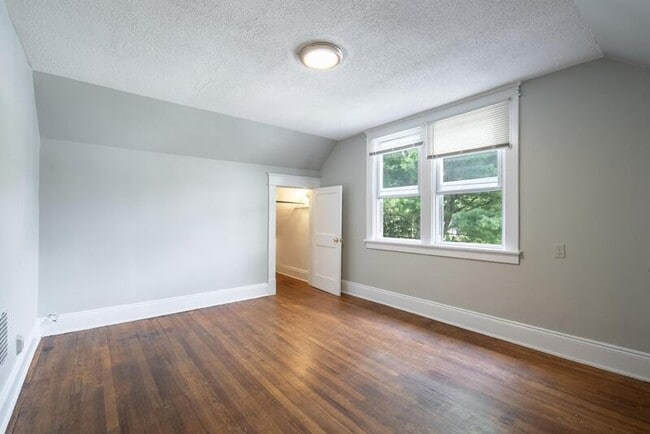 Building Photo - 614 Hoosick St