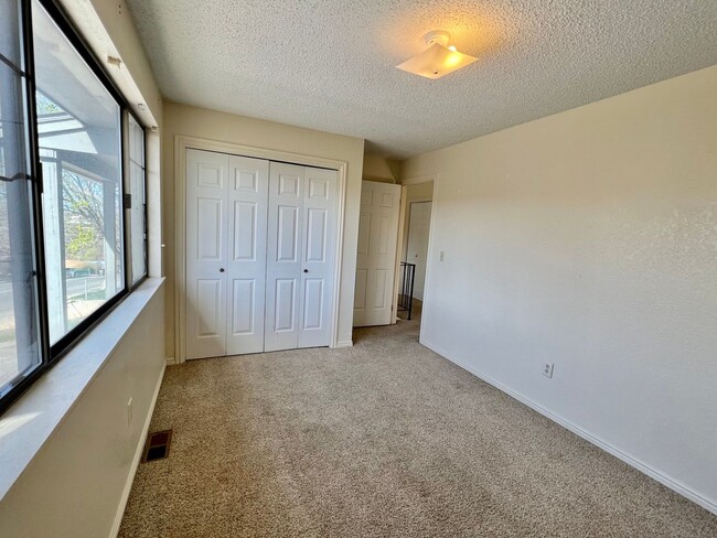 Building Photo - 508 E 7th St