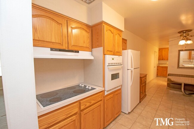 Building Photo - Beautiful Three Bedroom in Great Camas Nei...