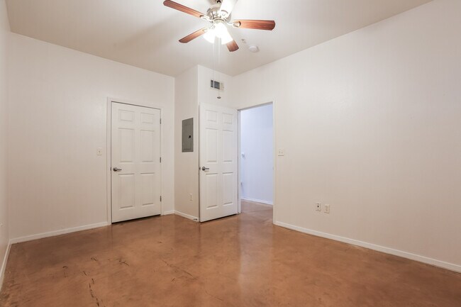 Building Photo - 910 W 25th St