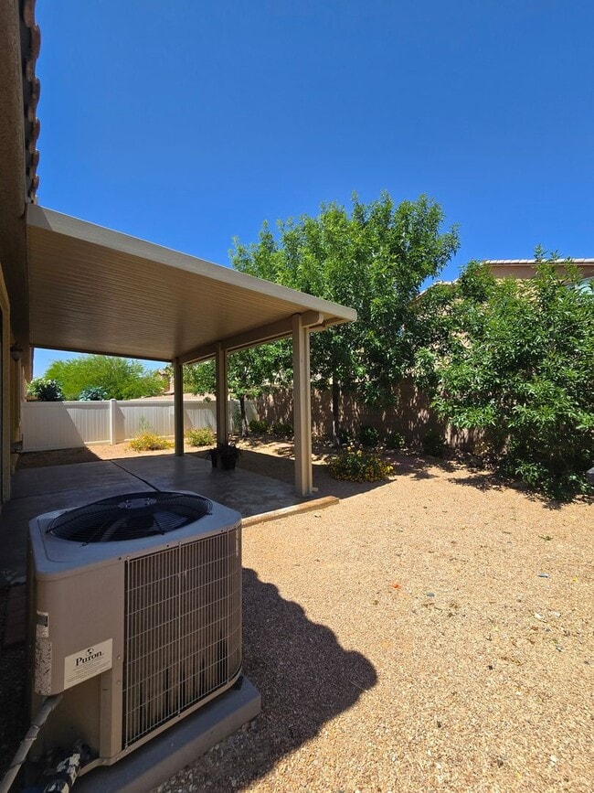 Building Photo - A Beautiful Single Story Townhouse! 3 Bed,...