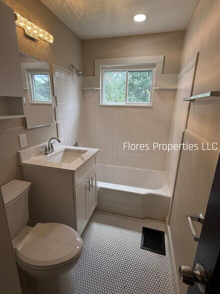 Building Photo - 1053 Oakland Park Ave