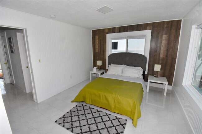 Building Photo - 2450 Hawthorne St