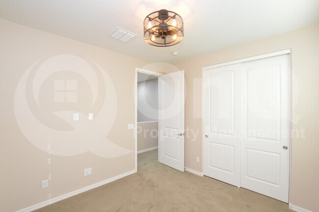 Building Photo - 1522 E Hummingbird Way