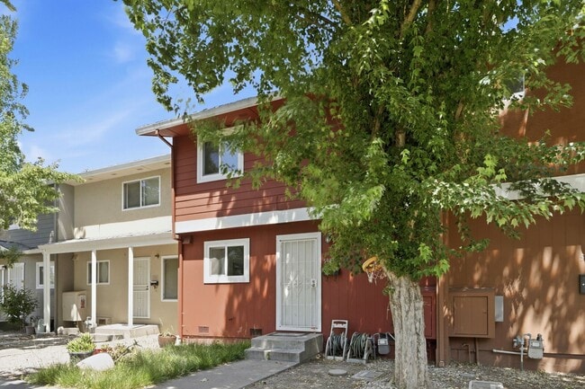 Building Photo - FULLY REMODELED MODERN SPACIOUS TOWNHOUSE!!!