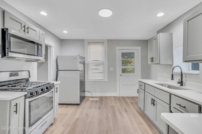 Building Photo - 1413-1415 N Lincoln Ave