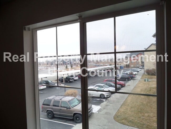 Building Photo - Darling Condo available