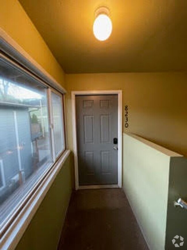 Building Photo - Comfortable 2-bed/1-bath upper apt in Cath...