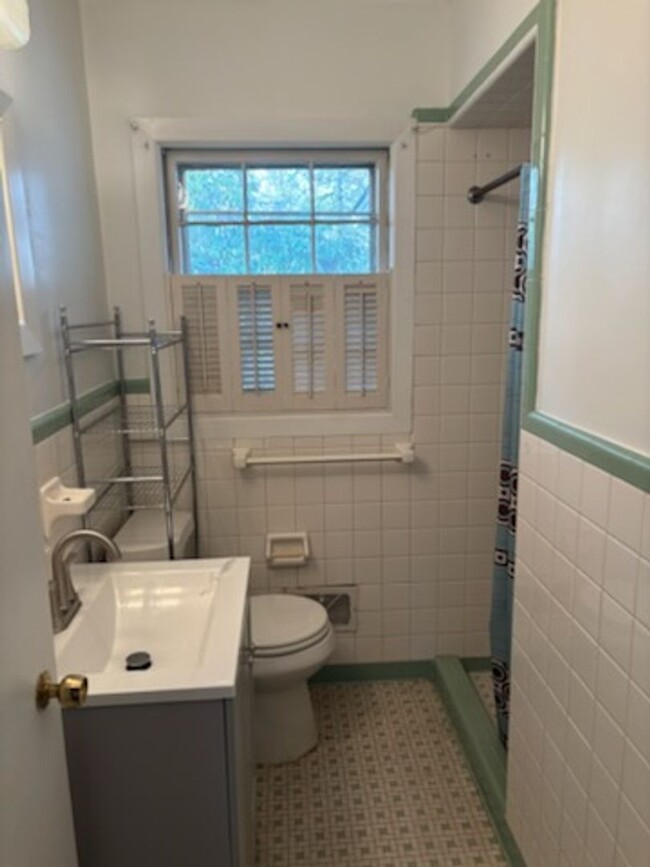 Building Photo - Fantastic Location & Price