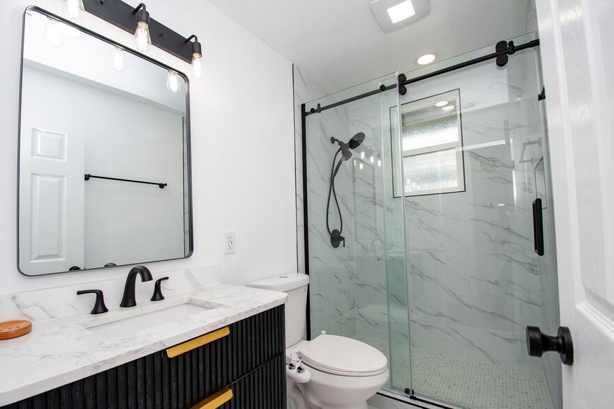 Building Photo - 1099 Bradford Dr