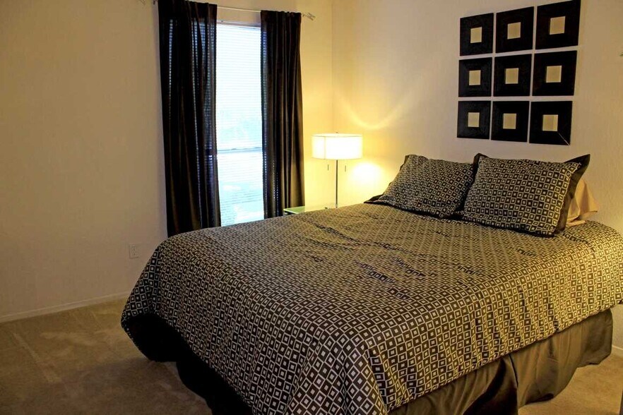 Building Photo - 2000 Cedar Bend Dr