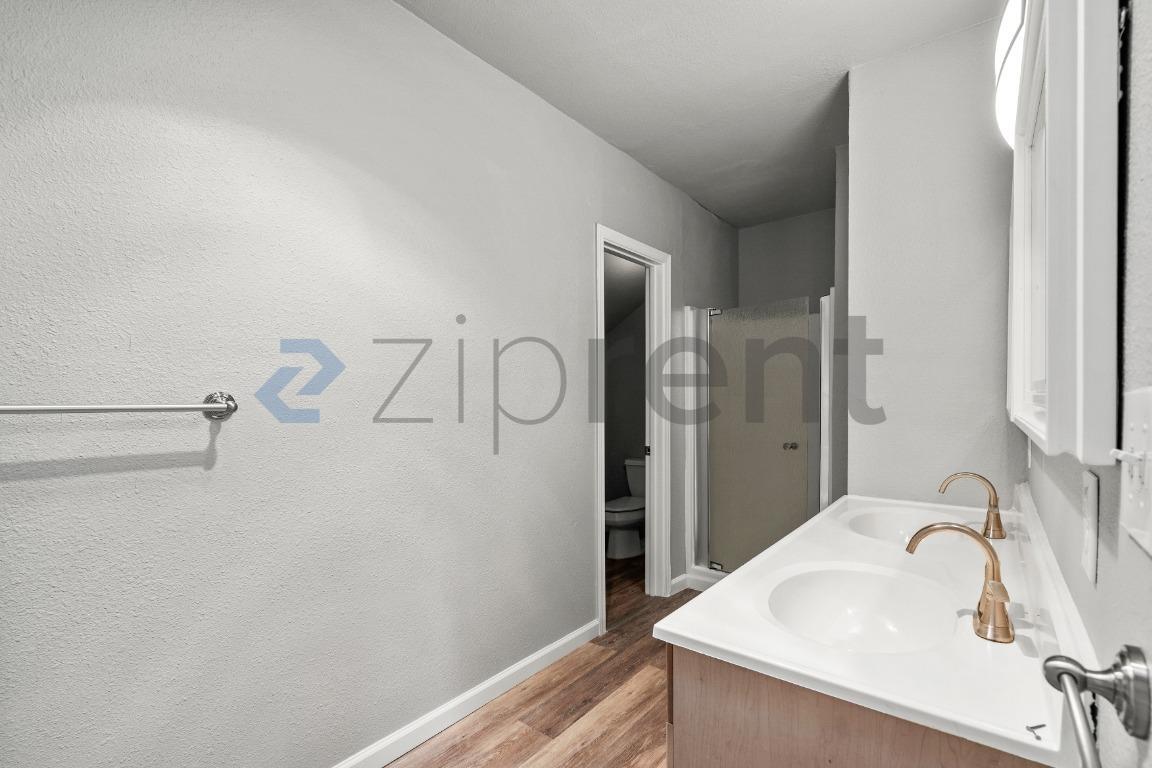 Building Photo - Unit B