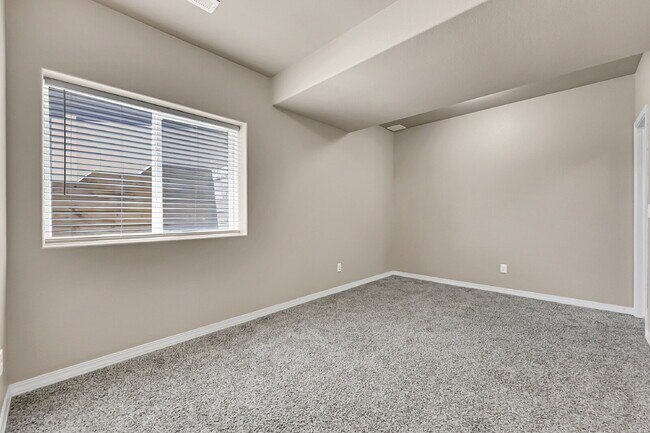 Building Photo - $2,940.95, $300.00 off the first month's rent, 6 Bedrooms, 3 Bathrooms, Single Family Home in Col...