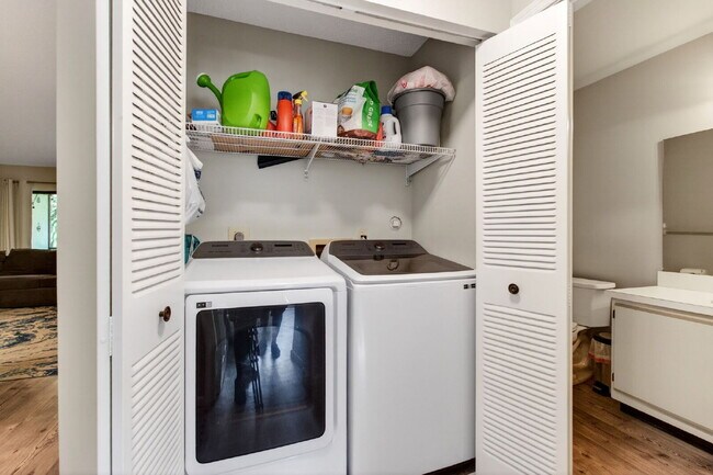 Building Photo - 460 Hardwood Pl