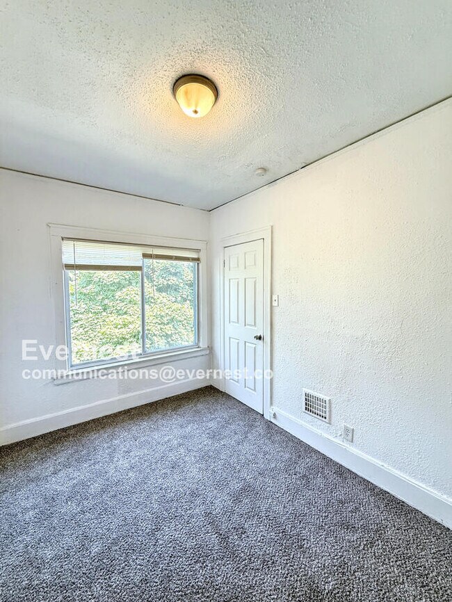 Building Photo - 5261 Lakewood St