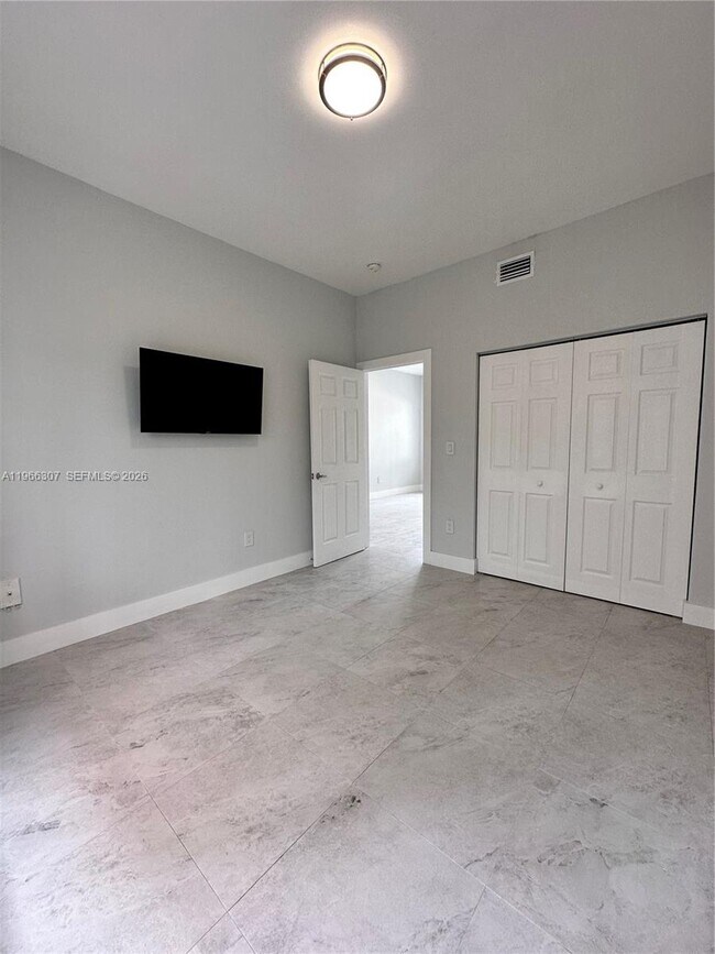 Building Photo - 842 SW 14th Ave