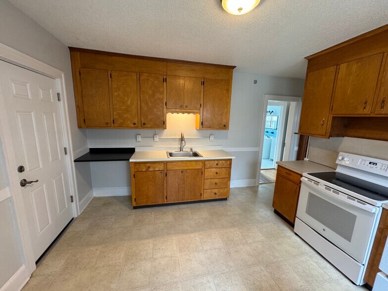 Kitchen - 34 Nesbit Ave