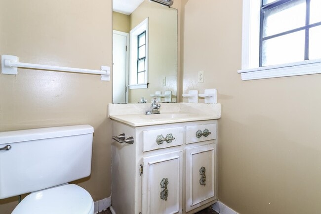 Building Photo - 3048 Ingleside Dr