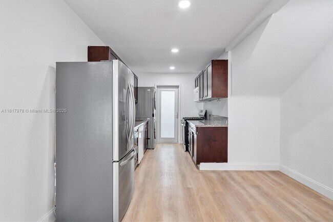 Building Photo - 2250 Bay Dr