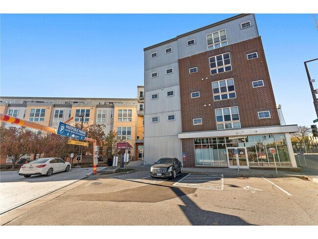 Building Photo - 2650 University Ave W