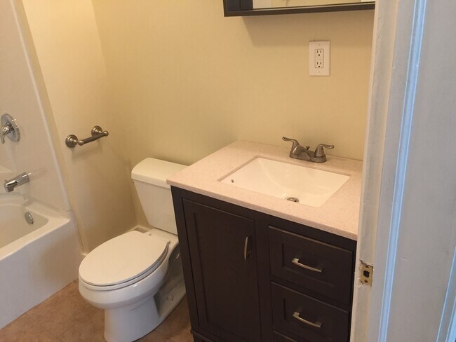 Building Photo - 2564 N Humboldt Blvd